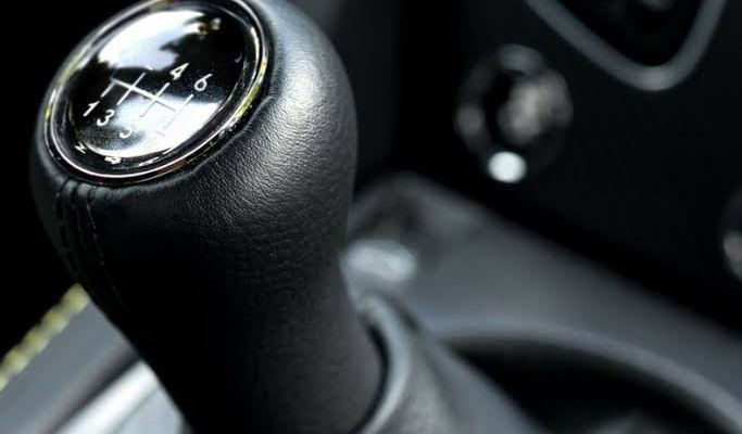 HOW TO DRIVE A MANUAL CAR